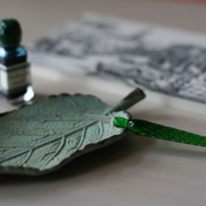 願いごとが叶うという緑のガラスペンと緑のインク。宝物コレクションのひとつ。