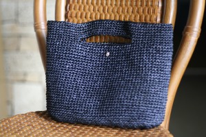 エコアンダリヤで編んだバッグ。内布にリバティプリントを使用しています。（’１５・６・１２のブログ参照）