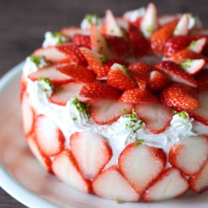 シフォンケーキにイチゴを飾りつけて、豪華なバースデーケーキに♡