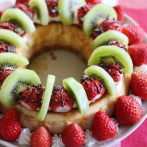 プリンとスポンジケーキが２層になったプリンケーキに、春らしいイチゴのてんとう虫で飾り付け♡