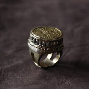 中世のイタリアで鋳造されていた金貨のレプリカで作ったリング。（素材：コイン・シルバー９２５　リング・真鍮）