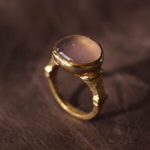 カルセドニーのタンブルストーンのリング。（素材：真鍮、K18厚メッキ））